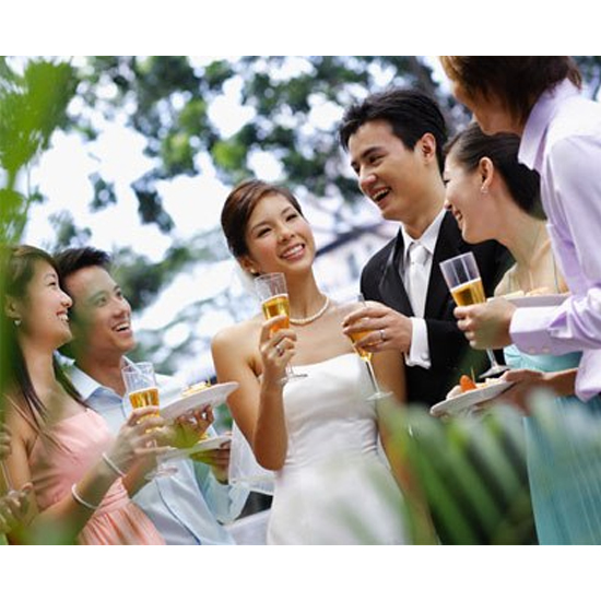 Tổ chức đ&aacute;m cưới đơn giản sẽ gi&uacute;p c&ocirc; d&acirc;u ch&uacute; rể tiết kiệm được một phần chi ph&iacute;