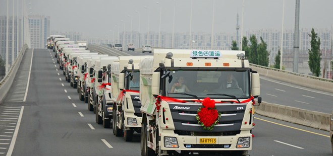 D&agrave;n xe tải đ&oacute;n d&acirc;u trong đ&aacute;m cưới độc đ&aacute;o ở Trung Quốc