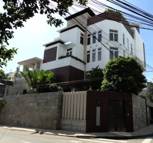 Căn biệt thự trắng của Đ&agrave;m Vĩnh Hưng nằm ở quận 10 TP HCM