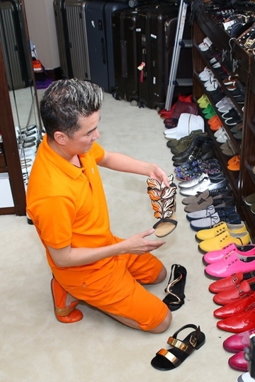 Đ&agrave;m Vĩnh Hưng thậm ch&iacute; c&ograve;n tự lau những đ&ocirc;i gi&agrave;y mỗi ng&agrave;y