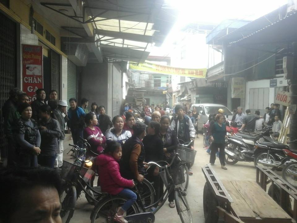 Rất đ&ocirc;ng người d&acirc;n hiếu kỳ đến xem sự việc nam thanh ni&ecirc;n đ&acirc;m chết bạn c&ugrave;ng ph&ograve;ng