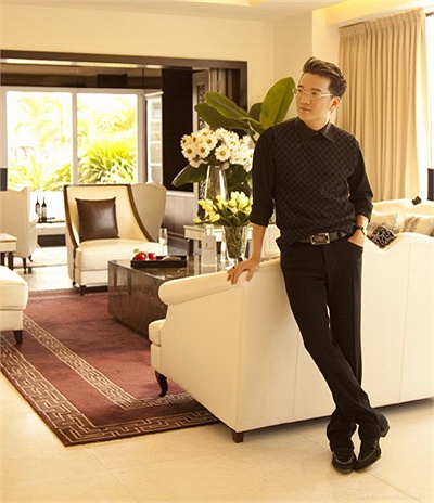 Trong một căn penthouse khác của Mr Đàm, Toàn bộ tầng dưới dành để thư giãn, nghỉ ngơi và sinh hoạt chung với phòng khách sang trọng, bàn ăn cao cấp cùng khu vực bếp với quầy bar thiết kế hiện đại.