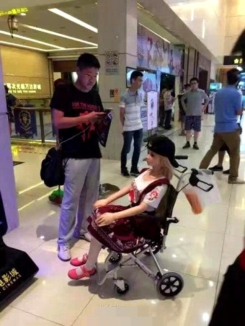 Nam thanh ni&ecirc;n chăm s&oacute;c cho b&uacute;p b&ecirc; t&igrave;nh dục như với một người bạn g&aacute;i thực sự