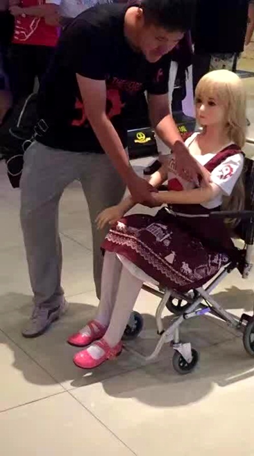 Buổi &lsquo;hẹn h&ograve;&rsquo; giữa ch&agrave;ng trai v&agrave; c&ocirc; b&uacute;p b&ecirc; t&igrave;nh dục khiến nhiều người ở rạp chiếu phim sửng sốt