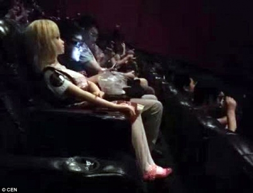 Ch&agrave;ng trai v&agrave; b&uacute;p b&ecirc; t&igrave;nh dục khi ở trong rạp phim