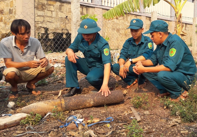 Đầu đạn ph&aacute;o bất ngờ rơi xuống vườn nh&agrave; d&acirc;n. Ảnh: D&acirc;n Tr&iacute;