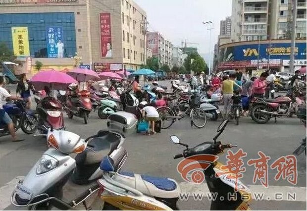 Khung cảnh hỗn loạn ở H&aacute;n Trung (Thiểm T&acirc;y, Trung Quốc) khi người d&acirc;n tranh nhau &lsquo;h&ocirc;i của&rsquo; v&igrave; cho rằng đang nhặt được v&agrave;ng