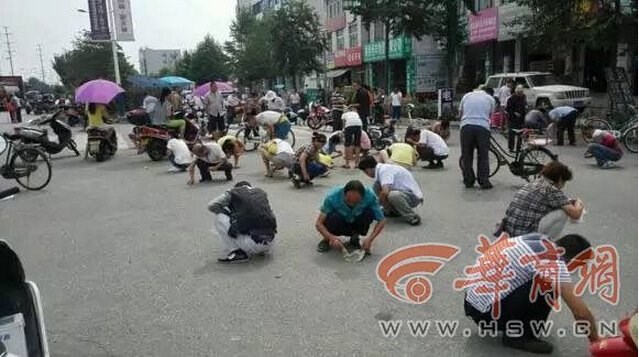 Bất chấp lời giải th&iacute;ch của cảnh s&aacute;t địa phương, những người h&ocirc;i của ở Trung Quốc vẫn cho rằng đang nhặt được v&agrave;ng