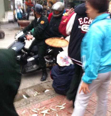 d&acirc;n ph&ograve;ng thu đồ người b&aacute;n vỉa h&egrave;