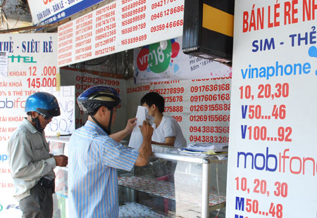 Mua b&aacute;n SIM thẻ diễn ra v&ocirc; tư, kh&ocirc;ng ai quản l&yacute;