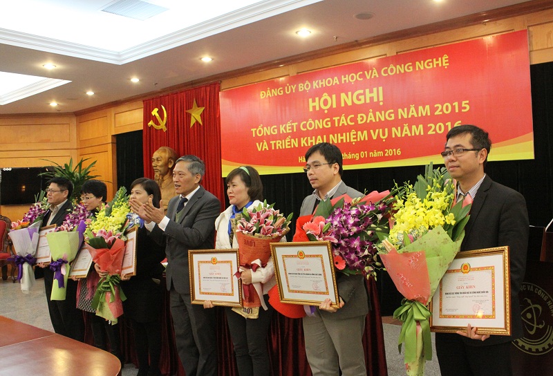 Thứ trưởng Trần Văn T&ugrave;ng trao Giấy khen của Đảng ủy Bộ KH&CN cho 06 tổ chức đảng trong sạch, vững mạnh ti&ecirc;u biểu năm 2015