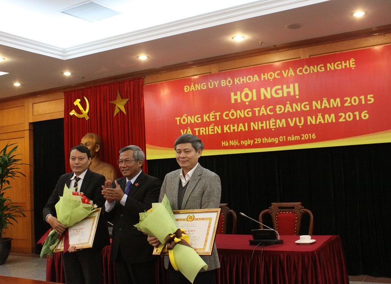 &Ocirc;ng Trần Hồng H&agrave;, Ph&oacute; B&iacute; thư Đảng ủy Khối c&aacute;c cơ quan Trung ương trao Bằng khen cho c&aacute;c c&aacute; nh&acirc;n ho&agrave;n th&agrave;nh xuất sắc nhiệm vụ.