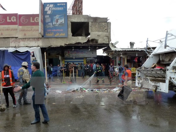 Hiện trường vụ đ&aacute;nh bom tại nh&agrave; h&agrave;ng ở New Baghdad ng&agrave;y 7/2.Nguồn: AFP