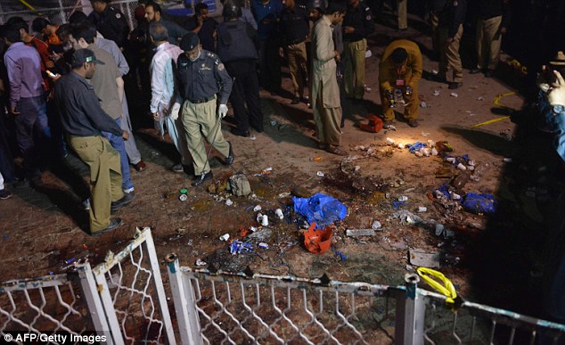 Hiện trường vụ đ&aacute;nh bom ở Pakistan