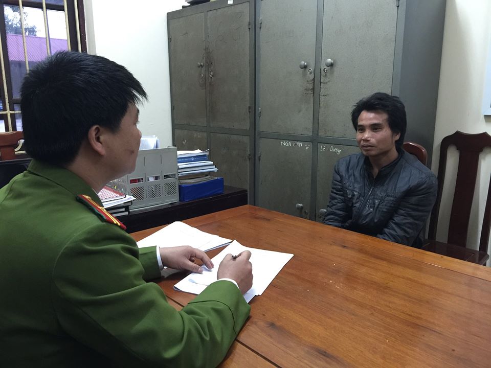 Đ&aacute;nh c&aacute;n bộ kiểm l&acirc;m