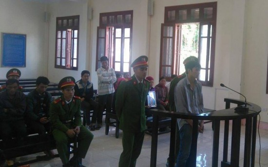 Bị cáo Tẩn A Niền trước vành móng ngựa
