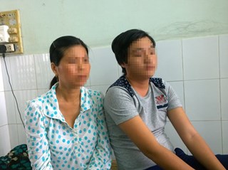 Nam sinh P v&agrave; mẹ tại bệnh viện điều trị sau khi bị đ&aacute;nh hội đồng