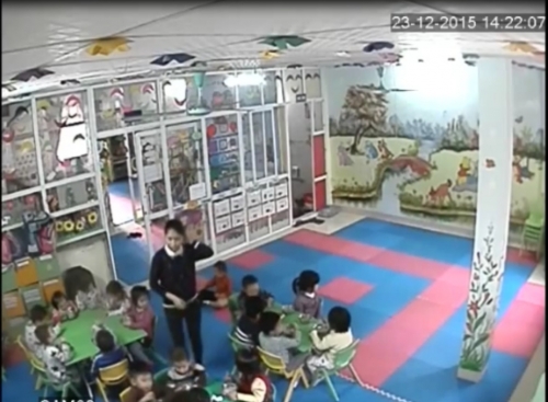 C&ocirc; gi&aacute;o T. M. mặc &aacute;o đen Ảnh cắt từ đoạn clip