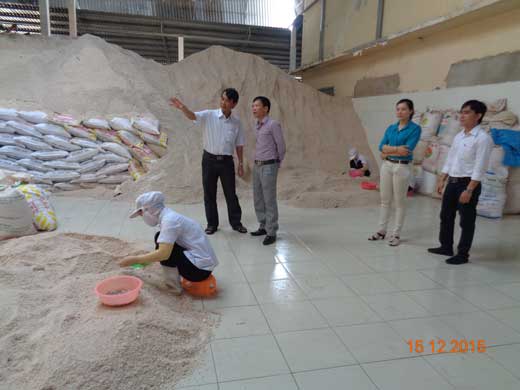 đại diện Hội đồng quốc gia về GTCLQG v&agrave; đại diện Hội đồng sơ tuyển tỉnh Bạc Li&ecirc;u thăm quan v&agrave; đ&aacute;nh gi&aacute; tại C&ocirc;ng ty CP Muối Bạc Li&ecirc;u
