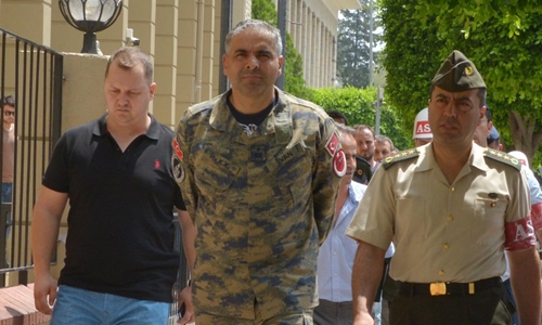 Tướng Bekir Ercan Van (giữa), chỉ huy căn cứ không quân Incirlik bị bắt giữ sau cuộc đảo chính Thổ Nhĩ Kỳ Tướng Bekir Ercan Van (giữa), chỉ huy căn cứ không quân Incirlik bị bắt giữ sau cuộc đảo chính Thổ Nhĩ Kỳ