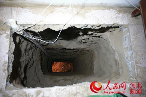 Ảnh chụp cửa v&agrave;o đường hầm do nh&oacute;m trộm đ&agrave;o để đột nhập v&agrave;o ng&ocirc;i ch&ugrave;a cổ của Trung Quốc