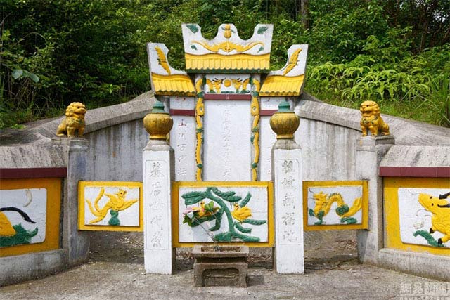 Người th&acirc;n của Ma đ&atilde; x&acirc;y cho &ocirc;ng một ng&ocirc;i mộ ho&agrave;nh tr&aacute;ng. Ảnh: Shanghaiist