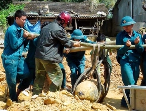 Quả bom nặng 500kg được ph&aacute;t hiện nằm s&acirc;u dưới l&ograve;ng đất khu nh&agrave; anh L&ecirc; Văn Sỹ