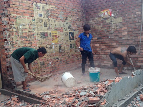 Chủ khu nh&agrave; đ&atilde; cho đập bỏ căn ph&ograve;ng nơi ph&aacute;t hiện thi thể hai anh em chết bất thường