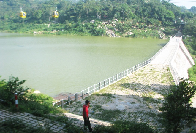 Đập nước tr&ecirc;n n&uacute;i Cấm bị x&igrave;, h&agrave;ng ngh&igrave;n d&acirc;n hoang mang