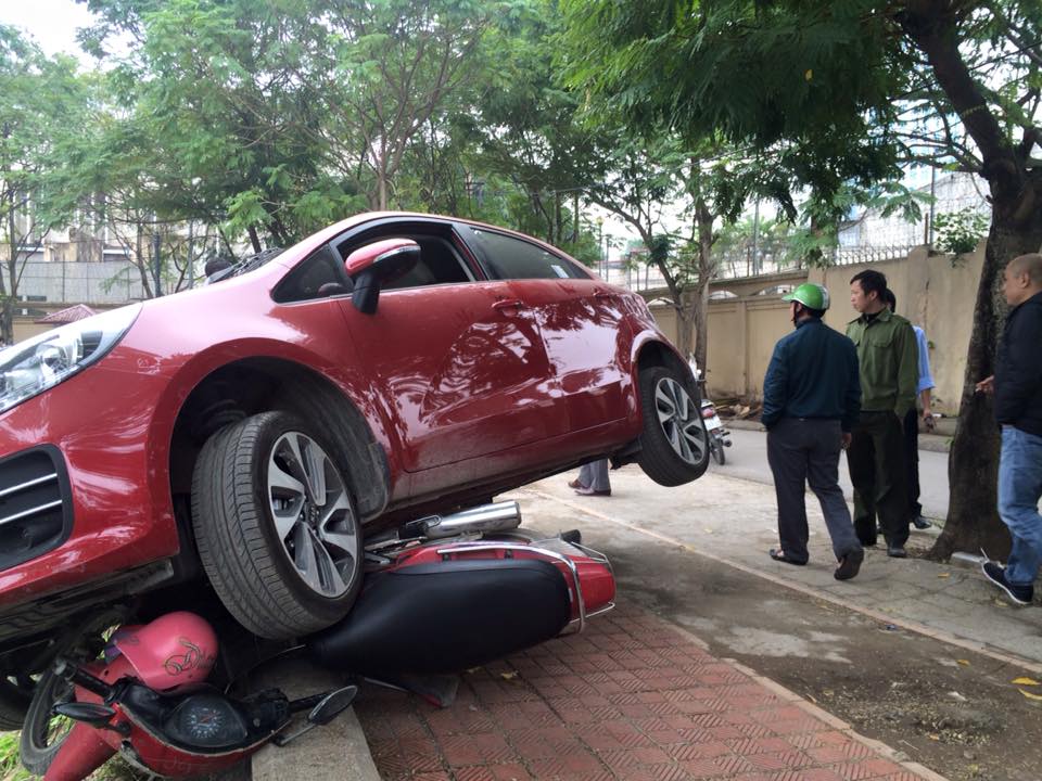 &Ocirc; t&ocirc; su&yacute;t lao xuống hồ L&aacute;ng Thượng