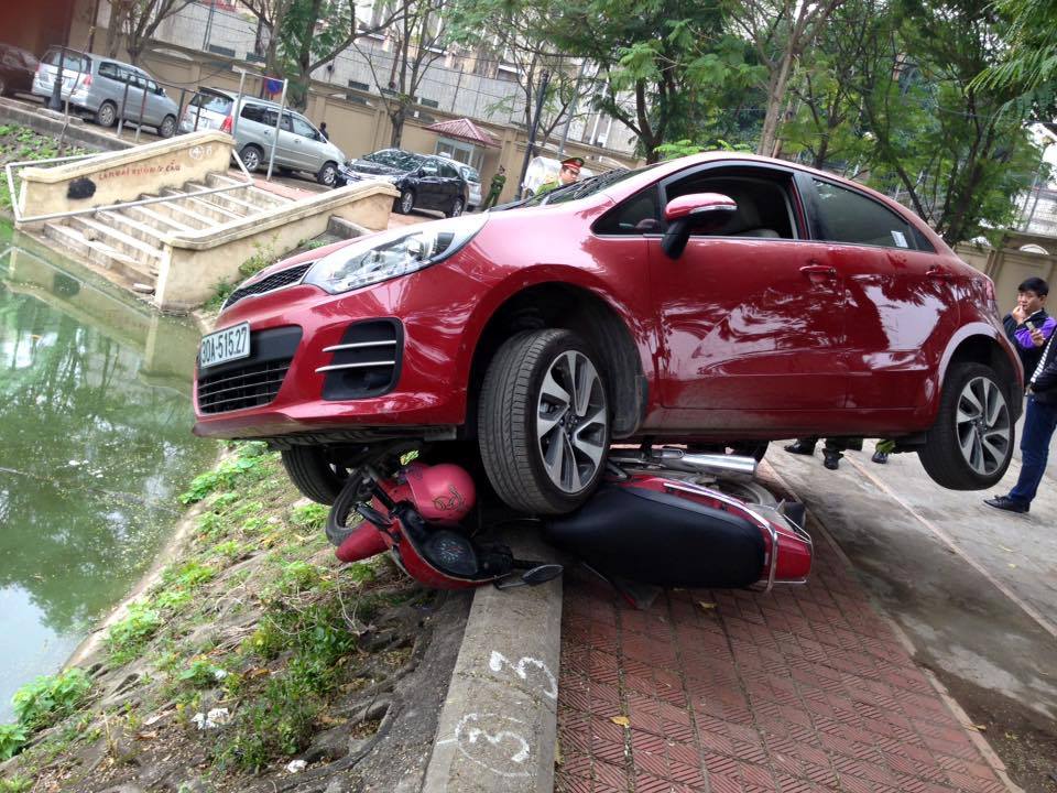 &Ocirc; t&ocirc; su&yacute;t lao xuống hồ L&aacute;ng Thượng