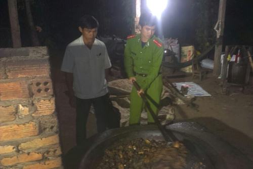 cơ sở chế biến, sản xuất khối lượng lớn mỡ động vật bẩn