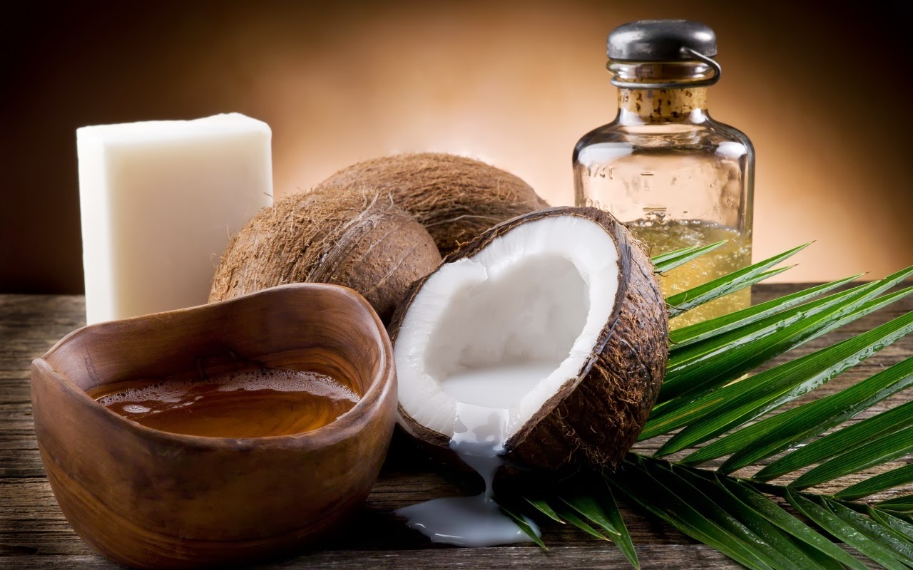 Ngo&agrave;i d&ugrave;ng để dưỡng da, dầu dừa c&ograve;n được d&ugrave;ng như một loại kem đ&aacute;nh răng từ thi&ecirc;n nhi&ecirc;n 
