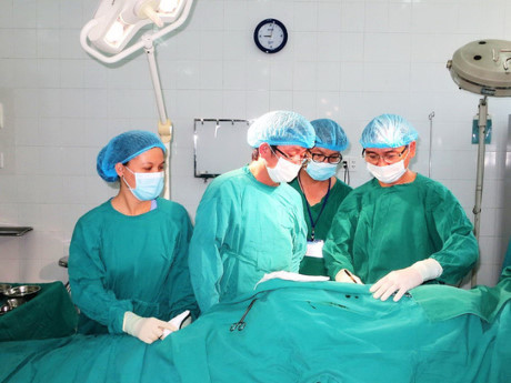 Lở lo&eacute;t khắp v&ugrave;ng bẹn, dương vật sau khi... g&atilde;i ngứa, b&ocirc;i dầu gi&oacute; khiến người đ&agrave;n &ocirc;ng 
