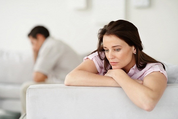 Dễ mắc bệnh v&ocirc; sinh khi thường xuy&ecirc;n mất c&acirc;n bằng nội tiết ở nữ giới. Ảnh minh họa