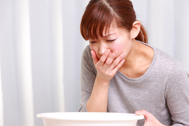 Những dấu hiệu mang thai thường thấy l&agrave; chậm kinh v&agrave; căng tức ngực