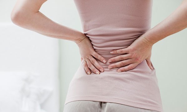 Tại sao phụ nữ kh&ocirc;ng n&ecirc;n đấm lưng khi bị &lsquo;đ&egrave;n đỏ&rsquo;?