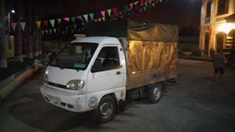 Những chiếc can bẩn thỉu đựng dầu bẩn chờ được mang đi ti&ecirc;u thụ