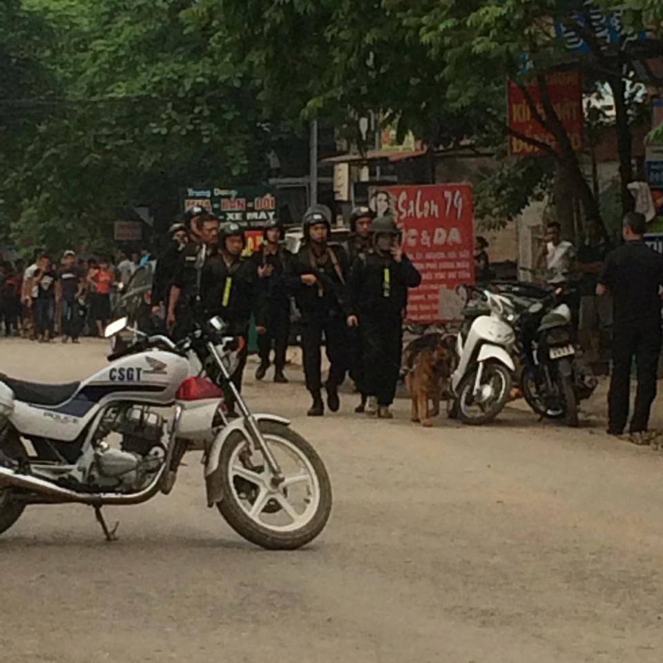 C&ocirc;ng an tỉnh Lạng Sơn huy động nhiều lực lượng c&ugrave;ng ch&oacute; nghiệp vụ để v&acirc;y bắt đối tượng vận chuyển ma t&uacute;y d&ugrave;ng s&uacute;ng chống trả