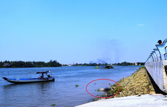 Ngay sau khi ph&aacute;t hiện thi thể đang ph&acirc;n hủy tr&ocirc;i tr&ecirc;n s&ocirc;ng S&agrave;i G&ograve;n, người d&acirc;n đ&atilde; b&aacute;o tin cho c&ocirc;ng an địa phương