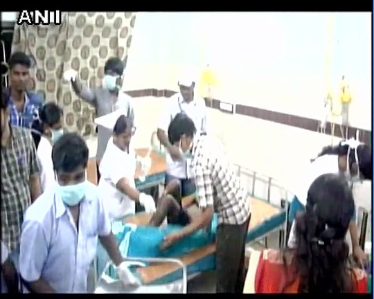 D&acirc;y điện cao thế rơi tr&uacute;ng xe bus, 2 học sinh bị giật chết