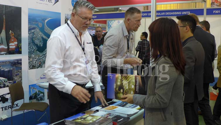 Th&agrave;nh vi&ecirc;n Ph&aacute;i đo&agrave;n Thương mại Hunternet giới thiệu th&ocirc;ng tin với kh&aacute;ch tham quan triển l&atilde;m