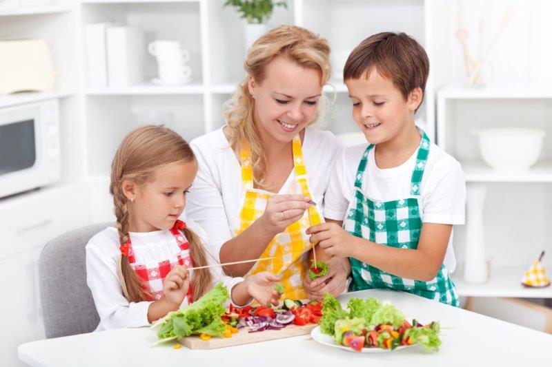 dạy con biết sống tr&aacute;ch nhiệm từ nhỏ