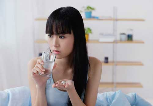 Thật sai lầm khi uống thuốc trị ho m&agrave; vẫn ăn c&aacute;