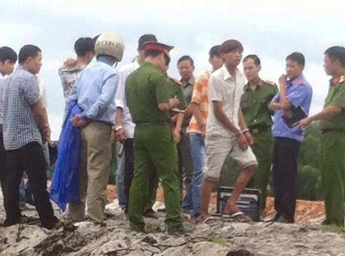 Lực lượng chức năng đưa các nghi phạm ra thực nghiệm lại hiện trường vụ án bé gái bị cưỡng bức tập thể Lực lượng chức năng đưa các nghi phạm ra thực nghiệm lại hiện trường vụ án bé gái bị cưỡng bức tập thể
