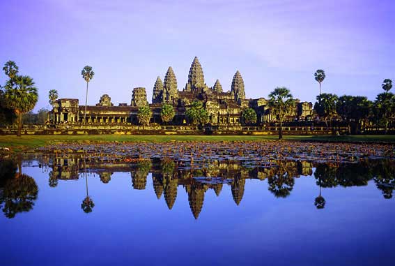 Du kh&aacute;ch khỏa th&acirc;n chụp h&igrave;nh tại đền Angkor bị bắt