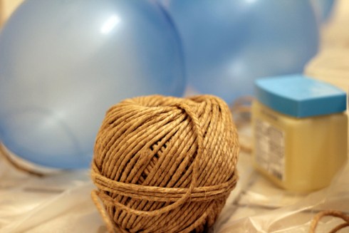 Chuẩn bị: 1 cuộn len sợi to, Keo sữa (dùng làm cứng sợi len), Bóng bay