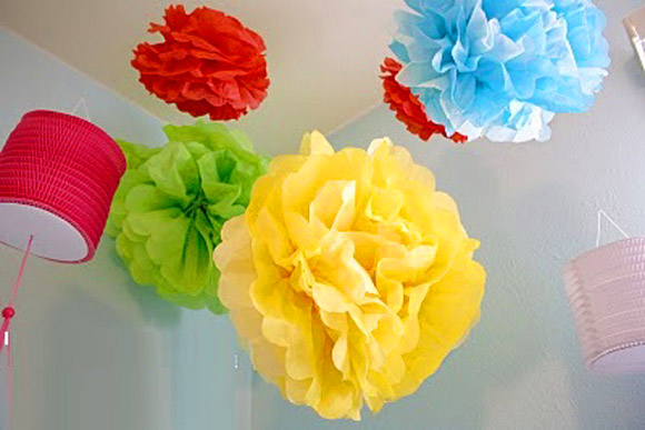 3. Đèn lồng giấy rực rỡ. Chuẩn bị:  Giấy lụa nhiều màu (nên chọn ít nhất là 3 màu giấy), keo dán, đèn lồng giấy trắng, bóng đèn, kéo cắt giấy.