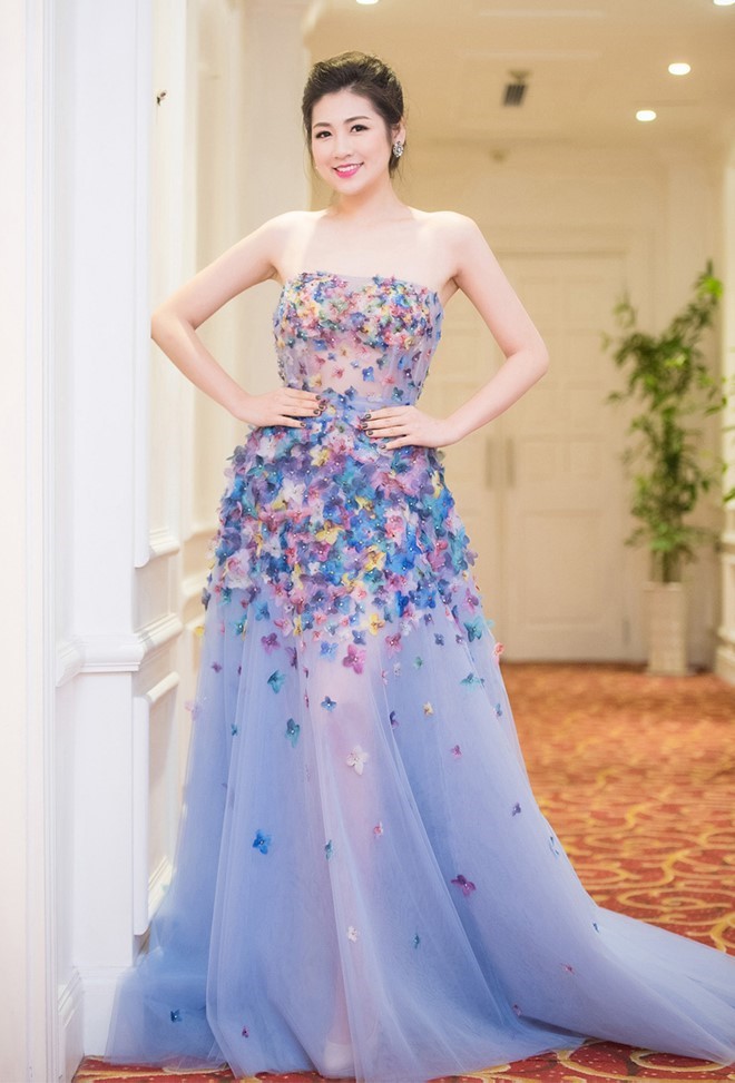 Á hậu Tú Anh cũng là điểm nhấn sinh động của tuần vừa qua nhờ thiết kế dạ hội kết hoa 3D tỉ mỉ và sống động. Ảnh: Chí Linh