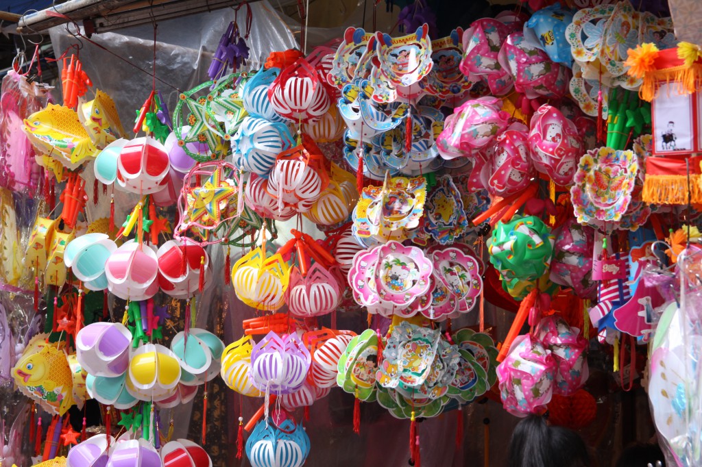 Các cửa hàng đầy màu sắc với nhiều loại lồng đèn khác nhau tạo nên không gian vô cùng đẹp
